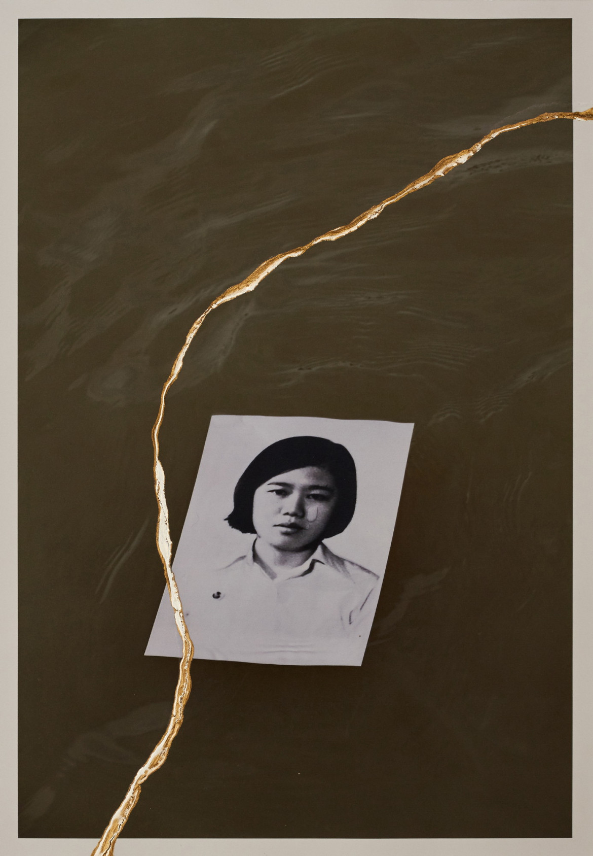 fot. Charinthorn Rachurutchata, z cyklu "The Will to Remember"



<br><br>

Zdjęcie Wimonwana Rungthongbaisuri, jednego ze studentów zabitych podczas masakry 6 października 1976 r., w rzece Chao Phraya. Wielu studentów zostało zmuszonych do wycofania się do rzeki i przepłynięcia jej. Niektórzy studenci zostali zastrzeleni w rzece przez łodzie policyjne, inni utonęli. 

<br><br>

W projekcie zestawiono archiwalne zdjęcia masakry studentów na Uniwersytecie Thammasat w Bangkoku z 6 października 1976 r. z fotografiami, które Rachurutchata wykonał podczas protestów w Tajlandii w latach 2020-2022, aby zrozumieć przyczyny współczesnych protestów. Fotograf naśladuje japońską sztukę kintsugi, rozdzierając zdjęcia, a następnie naprawiając je lakierem i sproszkowanym złotem. Rachurutchata wykorzystuje kintsugi, by symbolizować przemianę traumy w nadzieję na lepszą przyszłość.