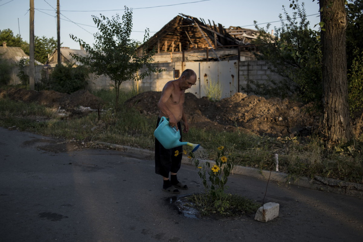 fot. Valery Melnikov, "Black Days of Ukraine", 1. miejsce w kategorii Long-Term Project.

Trwający od 2014 roku konflikt w Donbasie to dramat zwykłych ludzi. Klęska nawiedziła ich nieoczekiwanie, przynosząc śmierć i zniszczenie tysiącom osób.