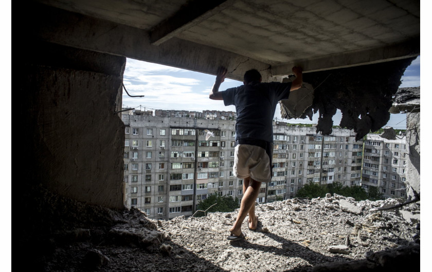 fot. Valery Melnikov, Black Days of Ukraine, 1. miejsce w kategorii Long-Term Project.

Trwający od 2014 roku konflikt w Donbasie to dramat zwykłych ludzi. Klęska nawiedziła ich nieoczekiwanie, przynosząc śmierć i zniszczenie tysiącom osób.