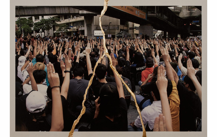 fot. Charinthorn Rachurutchata, z cyklu The Will to Remember





15 października 2020 r. w Bangkoku (Tajlandia) protestujący wykonują salut z trzech palców, spopularyzowany przez filmy z serii Igrzyska śmierci. Symbole popkultury stały się ważnym nośnikiem protestów.



W projekcie zestawiono archiwalne zdjęcia masakry studentów na Uniwersytecie Thammasat w Bangkoku z 6 października 1976 r. z fotografiami, które Rachurutchata wykonał podczas protestów w Tajlandii w latach 2020-2022, aby zrozumieć przyczyny współczesnych protestów. Fotograf naśladuje japońską sztukę kintsugi, rozdzierając zdjęcia, a następnie naprawiając je lakierem i sproszkowanym złotem. Rachurutchata wykorzystuje kintsugi, by symbolizować przemianę traumy w nadzieję na lepszą przyszłość.