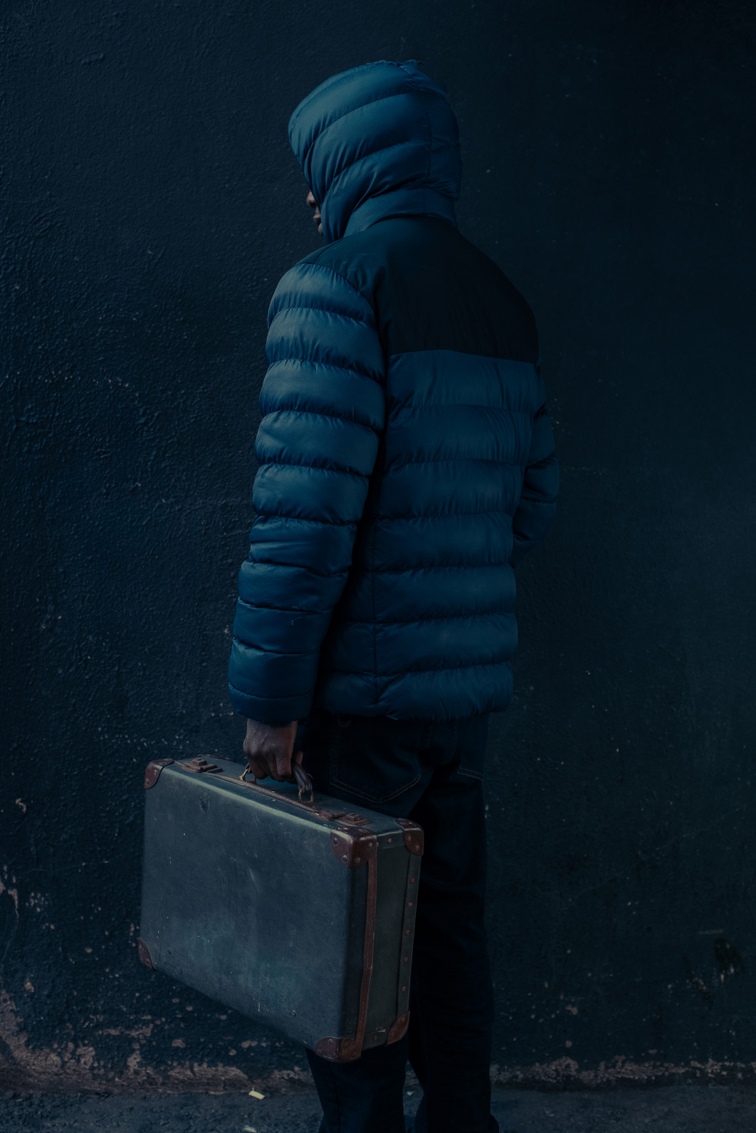 Fot. Deirdre Brennan, "The Suitcase" / Female in Focus x Nikon vol. 5<br></br>Jeden z serii portretów mężczyzn ubiegających się o azyl w Irlandii. Mężczyźni opowiedzieli mi o swoich nadziejach i marzeniach, a także o tym dlaczego przyjechali do tego kraju i co chcieliby wnieść do irlandzkiego społeczeństwa.