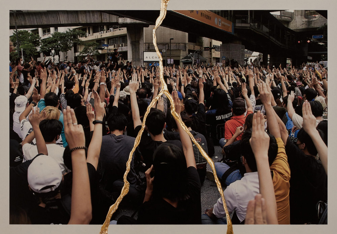 fot. Charinthorn Rachurutchata, z cyklu "The Will to Remember"



<br><br>

15 października 2020 r. w Bangkoku (Tajlandia) protestujący wykonują salut z trzech palców, spopularyzowany przez filmy z serii "Igrzyska śmierci". Symbole popkultury stały się ważnym nośnikiem protestów.

<br><br>

W projekcie zestawiono archiwalne zdjęcia masakry studentów na Uniwersytecie Thammasat w Bangkoku z 6 października 1976 r. z fotografiami, które Rachurutchata wykonał podczas protestów w Tajlandii w latach 2020-2022, aby zrozumieć przyczyny współczesnych protestów. Fotograf naśladuje japońską sztukę kintsugi, rozdzierając zdjęcia, a następnie naprawiając je lakierem i sproszkowanym złotem. Rachurutchata wykorzystuje kintsugi, by symbolizować przemianę traumy w nadzieję na lepszą przyszłość.