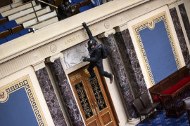 Josiah Colt wisi na balkonie, opuszczając się na podłogę w sali Senatu,  6 stycznia 2021 r. w Waszyngtonie. fot. Win McNamee, Getty Images / Pulitzer Prize 2021 for Breaking News Photography 