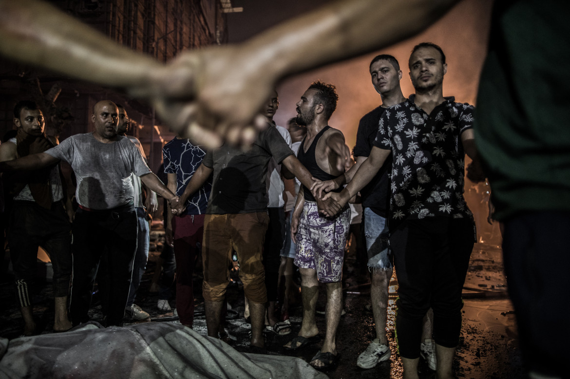 fot. Oliver Weiken / Deutsche Presse-Agentur, z cyklu "Deadly Bomb Blast in Cairo", 3. miejsce w kategorii Spot News<br></br><br></br>27 stycznia w Kabulu, w wybuchu karetki pełnej ładunków wybuchowych zginęły 103 osoby, a 235 zostało rannych. Karetka minęła niezauważenie pierwszy punkt bezpieczeństwa, ale napastnik został zidentyfikowany w drugim punkcie kontrolnym, niestety nie udało się powstrzymać detonacji. Eksplozja miała miejsce w porze lunchu w pobliżu Chicken Street - centralnej dzielnicy handlowej, w pobliżu budynków rządowych i dyplomatycznych. Ofiary stanowiły w przeważającej mierze afgańscy cywile i funkcjonariusze policji. Talibowie przyznali się do zorganizowania zamachu, które został zaliczony do najgorszych ataków cywilnych w stolicy Afganistanu od kilku lat. Talibscy dowódcy powiedzieli, że nasilają ataki miejskie w odwecie za wzmożone naloty na obszary pod ich kontrolą.