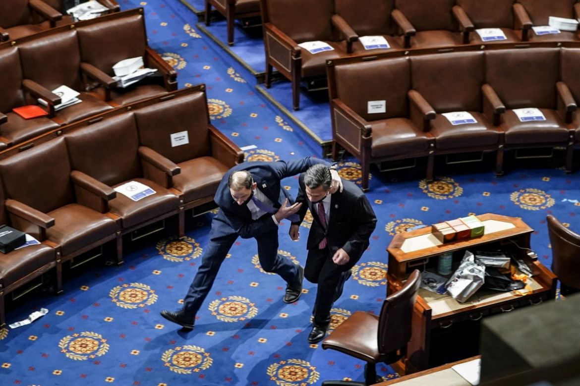 Członek amerykańskiej policji Kapitolu ewakuuje Dana Meusera z Izby Reprezentantów, 6 stycznia 2021 r. Waszyngton. fot. Drew Angerer, Getty Images / Pulitzer Prize 2021 for Breaking News Photography 