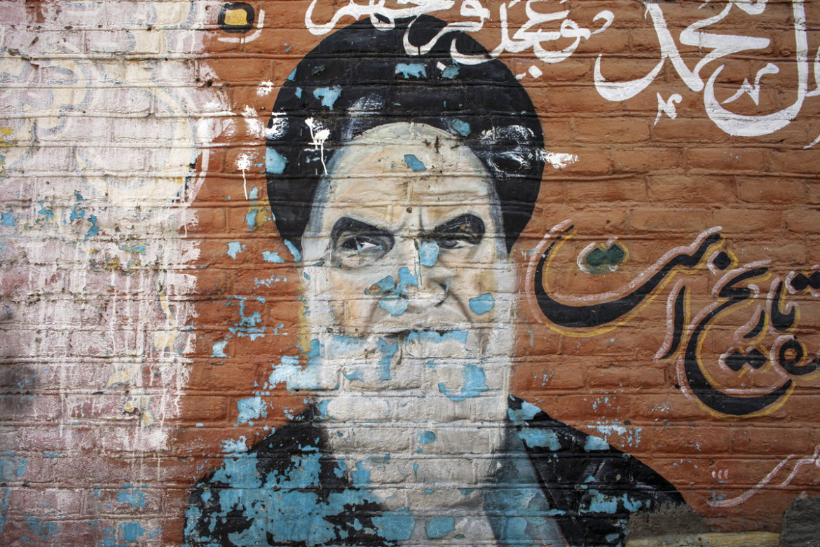 fot. Hossein Fatemi, "An Iranian Journey", 2. miejsce w kategorii Long-Term Project.
60% populacji Iranu to ludzie poniżej 30 roku życia, którzy nie mają pojęcia o tym, jak wyglądał ich kraj przed transformacją. Jednocześnie zmagają się z naturalnymi problemami młodości i nowoczesności, które narastają wraz ze wzrostem dostępności internetu i telewizji satelitarnej (wciąż nielegalnej). Zdjęcia ukazują kontrast między "oficjalnym" obrazem irańskiego życia, a realiami codzienności, w której młodzi ludzie starają się odnaleźć swoją tożsamość. Stworzenie projektu dokumentującego społeczeństwo zajęło fotografowi 10 lat.