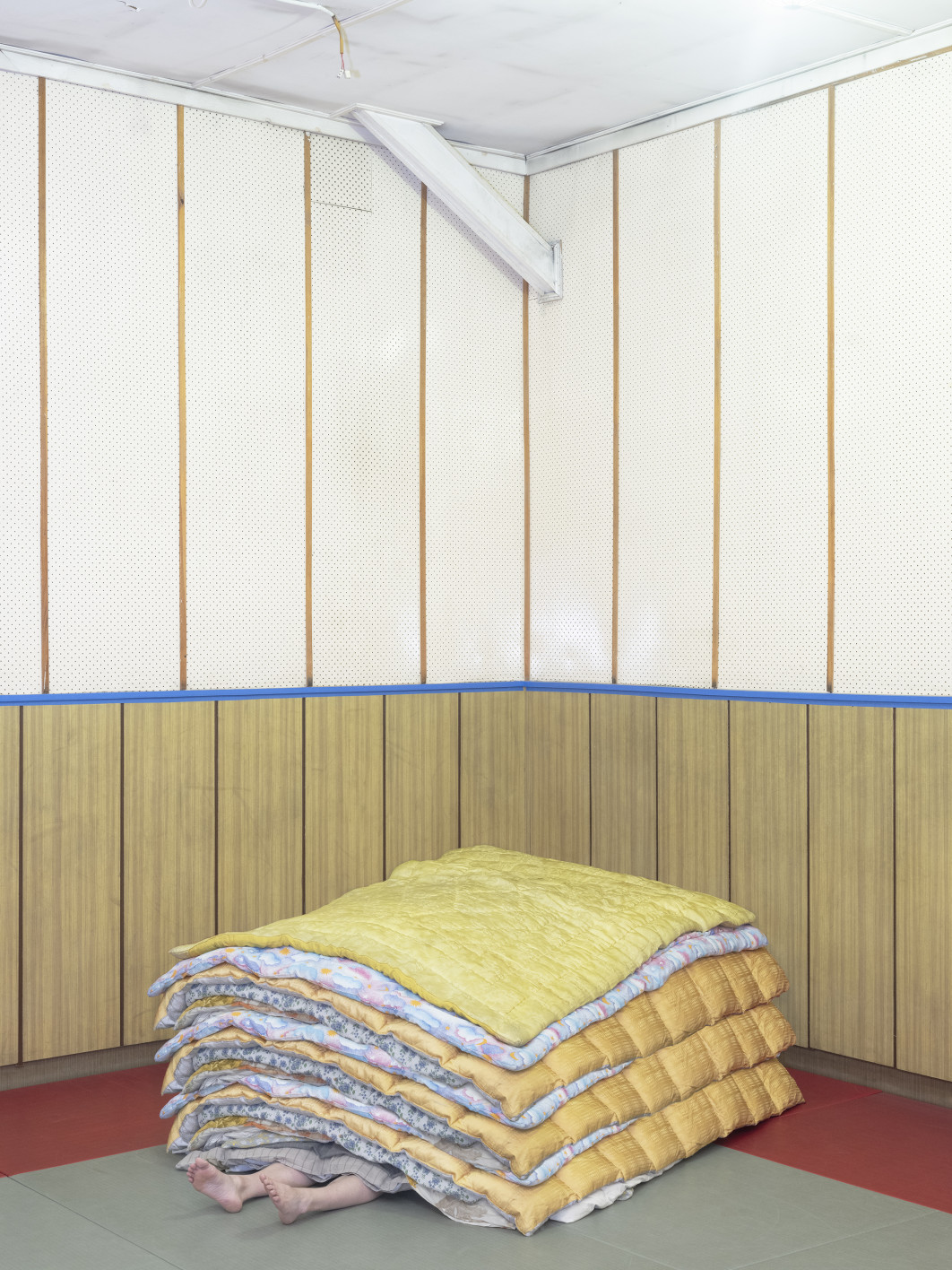 Fot. Basia Woźniczka, "princess and the pea" / Female in Focus x Nikon vol. 5<br></br>Wykrwawianie się do świata. Początki wchodzenia w dorosłość
nie były takie, jak sobie wyobrażałam. Ze zbuntowanej nastolatki, niepostrzeżenie stałam się naiwnym i zagubionym młodym dorosłym, rozdartym między oczekiwaniami a rzeczywistością. Wspólne doświadczenie dorastania, zamykanie się i otwieranie kolejnych rozdziałów, stało się osią projektu, próbą wizualizacji niezręcznego i trudnego etapu w życiu, wypełnionego konfrontacją z marzeniami, które nie zawsze się spełniają i wyobrażeniami, które powstają w naszych głowach. Atmosfera baśni, ironii i groteski buduje ten dziwny, nieco smutny świat, którego wszyscy nieuchronnie stajemy się częścią.