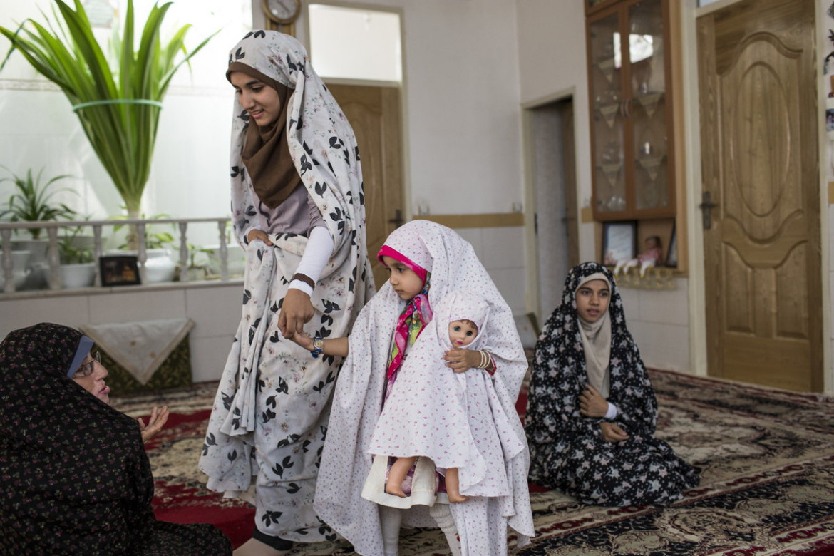 fot. Hossein Fatemi, "An Iranian Journey", 2. miejsce w kategorii Long-Term Project.
60% populacji Iranu to ludzie poniżej 30 roku życia, którzy nie mają pojęcia o tym, jak wyglądał ich kraj przed transformacją. Jednocześnie zmagają się z naturalnymi problemami młodości i nowoczesności, które narastają wraz ze wzrostem dostępności internetu i telewizji satelitarnej (wciąż nielegalnej). Zdjęcia ukazują kontrast między "oficjalnym" obrazem irańskiego życia, a realiami codzienności, w której młodzi ludzie starają się odnaleźć swoją tożsamość. Stworzenie projektu dokumentującego społeczeństwo zajęło fotografowi 10 lat.