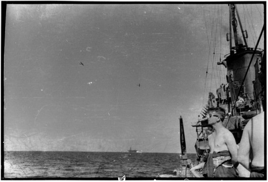 Operacja Halberd – konwój WS-11X z zaopatrzeniem na Maltę  (17–28 września 1941 roku). Brytyjski lotniskowiec Ark Royal i samoloty eskorty Fairey Fulmar widziane z pokładu ORP „Piorun”. Fot. Biblioteka Raczyńskich w Poznaniu/Muzeum Marynarki Wojennej w Gdyni