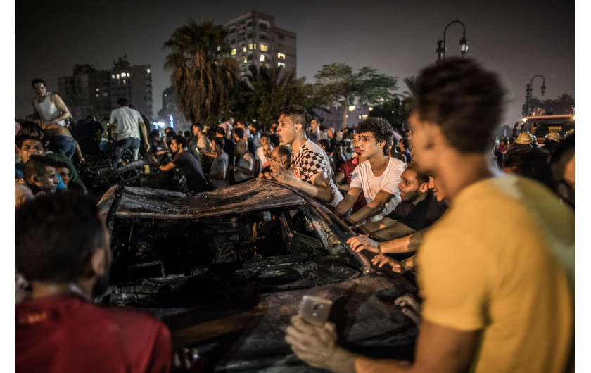 fot. Oliver Weiken / Deutsche Presse-Agentur, z cyklu Deadly Bomb Blast in Cairo, 3. miejsce w kategorii Spot News27 stycznia w Kabulu, w wybuchu karetki pełnej ładunków wybuchowych zginęły 103 osoby, a 235  zostało rannych. Karetka minęła niezauważenie pierwszy punkt bezpieczeństwa, ale napastnik został zidentyfikowany w drugim punkcie kontrolnym, niestety nie udało się powstrzymać detonacji. Eksplozja miała miejsce w porze lunchu w pobliżu Chicken Street - centralnej dzielnicy handlowej, w pobliżu budynków rządowych i dyplomatycznych. Ofiary stanowiły w przeważającej mierze afgańscy cywile i funkcjonariusze policji. Talibowie przyznali się do zorganizowania zamachu, które został zaliczony do najgorszych ataków cywilnych w stolicy Afganistanu od kilku lat. Talibscy dowódcy powiedzieli, że nasilają ataki miejskie w odwecie za wzmożone naloty na obszary pod ich kontrolą.