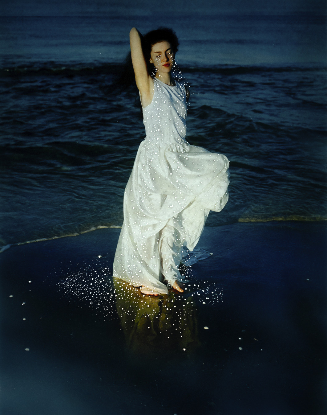 Fot. Alessia Rollo, "Water Cures" / Female in Focus x Nikon vol. 5<br></br>Portret kobiety "opętanej" i moje osobiste wyobrażenie „tarantolaty”. Reprezentuje ono rytuał „leczenia”, któremu kobiety dotknięte nostalgią lub melancholią (często myloną z opętaniem i histerią) się poddawały, aby zadbać o swoje ciała i umysły.