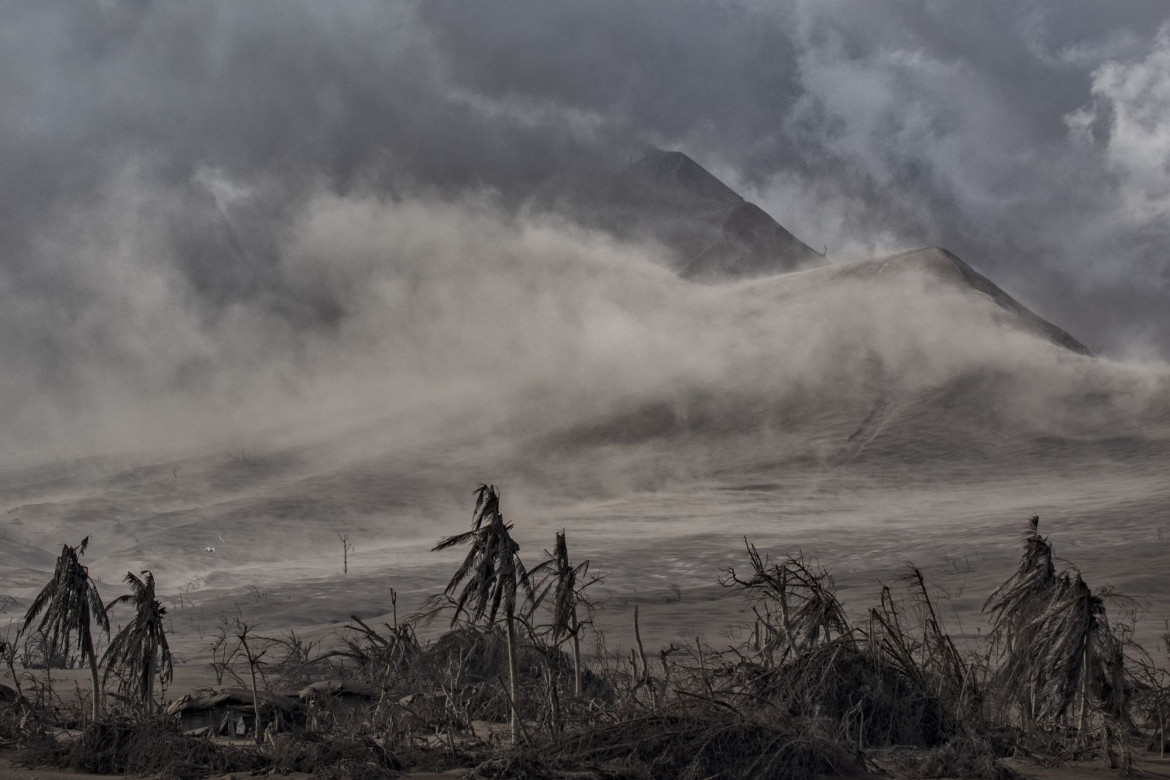fot. Ezra Acayan, Filipiny, z cyklu: "Taal Volcano Eruption", 2 miejsce w kategorii "Przyroda - seria zdjęć" / World Press Photo 2021
<br></br><br></br>

Wulkan Taal, w prowincji Batangas, na wyspie Luzon na Filipinach, rozpoczął erupcję 12 stycznia, wyrzucając popiół na wysokość do 14 kilometrów w powietrze. Wulkan wygenerował opady popiołu i burze wulkaniczne, zmuszając do ewakuacji okolicznych mieszkańców. Erupcja przeszła w erupcję magmową, charakteryzującą się fontanną lawy z grzmotami i błyskawicami. Według Departamentu Opieki Społecznej i Rozwoju, erupcja dotknęła w sumie 212 908 rodzin, czyli prawie 750 000 osób. Szkody wyrządzone w infrastrukturze i źródłach utrzymania, takich jak rolnictwo, rybołówstwo i turystyka, zostały oszacowane na około 70 milionów dolarów. Wulkan Taal znajduje się w dużej kalderze wypełnionej przez jezioro Taal i jest jednym z najbardziej aktywnych wulkanów w kraju. Jest to "wulkan złożony", co oznacza, że nie posiada jednego otworu wylotowego lub stożka, ale kilka punktów erupcji, które zmieniały się w czasie. Taal miał 34 zarejestrowane historyczne erupcje w ciągu ostatnich 450 lat, ostatnio w 1977 roku. Podobnie jak inne wulkany na Filipinach, Taal jest częścią Pacyficznego Pierścienia Ognia, strefy o dużej aktywności sejsmicznej, w której znajdują się jedne z najbardziej aktywnych linii uskoków na świecie.