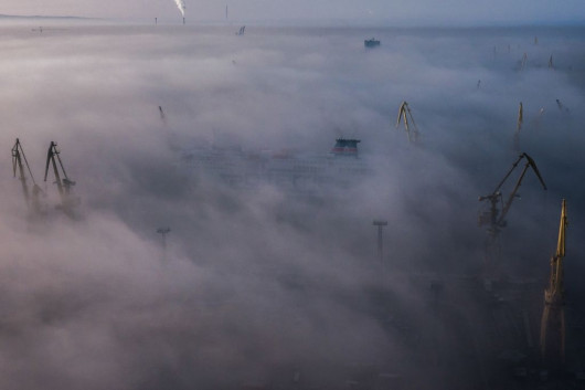 fot. Mikołaj Nowacki

1. miejsce w pojedycznej kategorii Natura. Żurawie stoczni szczecińskiej wystające ponad poranną mgłą. Szczecin (Polska), 8 marca 2016 r.