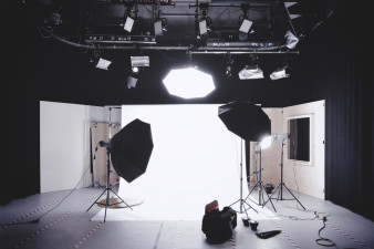Quadralite Pulse Kit to kompletne zestawy oświetleniowe do fotografii portretowej i produktowej