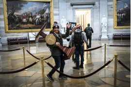 Adam Johnson niesie mównicę należącą do przewodniczącej Nancy Pelosi przez Rotundę Kapitolu, 6 stycznia 2021 r. W Waszyngtonie. fot. Win McNamee, Getty Images / Pulitzer Prize 2021 for Breaking News Photography