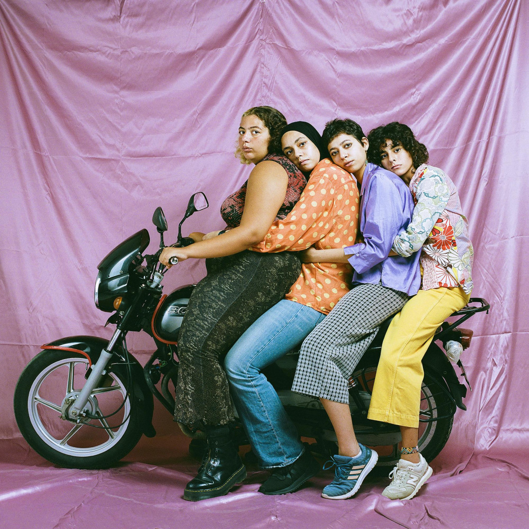 Fot. Najla Said, "Never Too Many"/ Female in Focus x Nikon vol. 5<br></br>Kilka osób na motocyklu to częsty widok w Kairze. Nigdy jednak nie widziałam, by motocykl prowadziła kobieta. Ten obraz przywłaszcza sobie znany element egipskiej kultury ulicznej i rekontekstualizuje go w sposób wzmacniający kobiecość, kwestionując normy, które nas ograniczają.