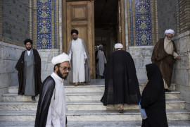 fot. Hossein Fatemi, "An Iranian Journey", 2. miejsce w kategorii Long-Term Project.

60% populacji Iranu to ludzie poniżej 30 roku życia, którzy nie mają pojęcia o tym, jak wyglądał ich kraj przed transformacją. Jednocześnie zmagają się z naturalnymi problemami młodości i nowoczesności, które narastają wraz ze wzrostem dostępności internetu i telewizji satelitarnej (wciąż nielegalnej). Zdjęcia ukazują kontrast między "oficjalnym" obrazem irańskiego życia, a realiami codzienności, w której młodzi ludzie starają się odnaleźć swoją tożsamość. Stworzenie projektu dokumentującego społeczeństwo zajęło fotografowi 10 lat.