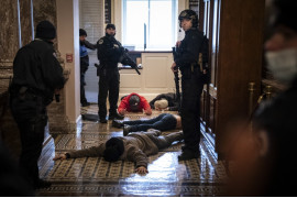 Funkcjonariusze policji Kapitolu zatrzymują demonstantów, którzy zaatakowała Kapitol, 6 stycznia 2021 r. w Waszyngtonie. fot. Drew Angerer, Getty Images / Pulitzer Prize 2021 for Breaking News Photography