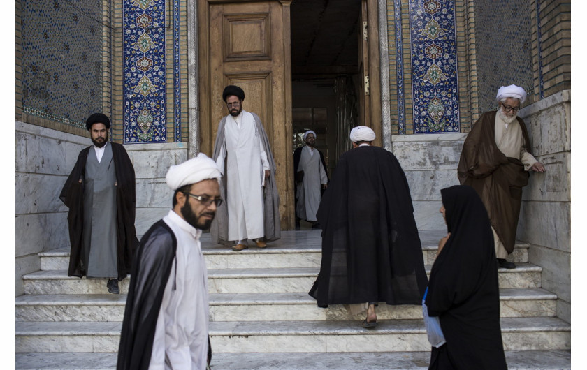 fot. Hossein Fatemi, An Iranian Journey, 2. miejsce w kategorii Long-Term Project.

60% populacji Iranu to ludzie poniżej 30 roku życia, którzy nie mają pojęcia o tym, jak wyglądał ich kraj przed transformacją. Jednocześnie zmagają się z naturalnymi problemami młodości i nowoczesności, które narastają wraz ze wzrostem dostępności internetu i telewizji satelitarnej (wciąż nielegalnej). Zdjęcia ukazują kontrast między oficjalnym obrazem irańskiego życia, a realiami codzienności, w której młodzi ludzie starają się odnaleźć swoją tożsamość. Stworzenie projektu dokumentującego społeczeństwo zajęło fotografowi 10 lat.