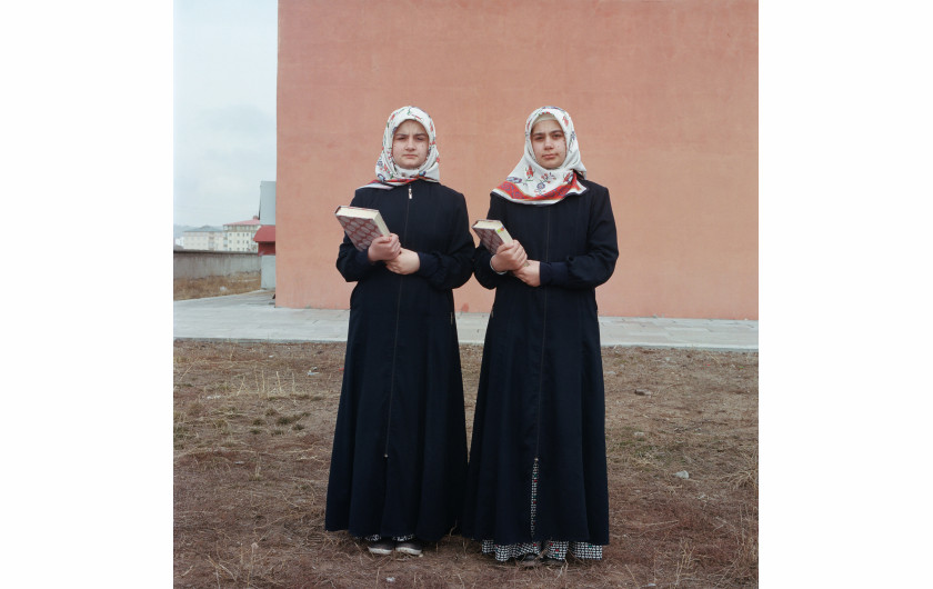 fot. Sabiha Çimen, z projektu Hafız: Guardians of the Qur’anMuzułmanki, którzy całkowicie zapamiętali treść Koranu, mogą używać tytułu „Hafız” przed ich imionami. Wierzą, że ktokolwiek zapamięta świętą księgę i zastosuje się do jej nauk, zostanie nagrodzony przez Allaha i zyska wyższy status w Raju. Praktyka sięga czasów, gdy analfabetyzm był powszechny, a papier i welin były zbyt drogie, więc Hafizy były postrzegane jako strażnicy świętego słowa, utrzymując je przy życiu dla przyszłych pokoleń.