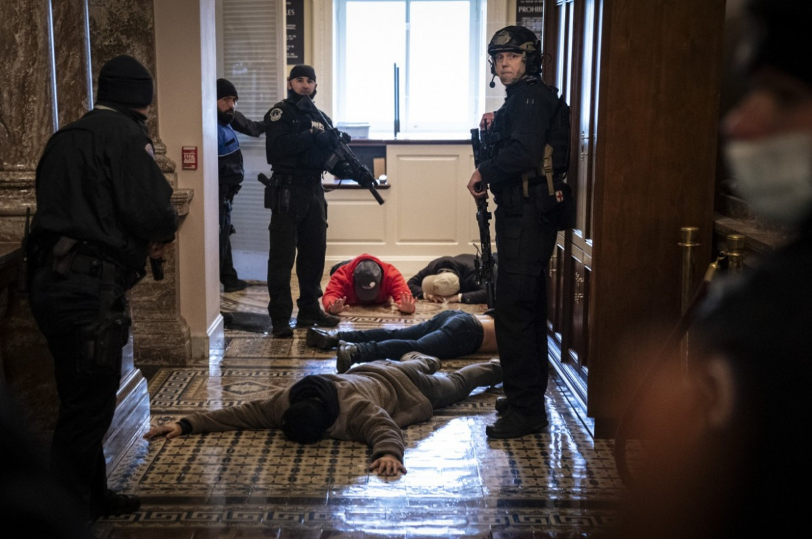 Funkcjonariusze policji Kapitolu zatrzymują demonstantów, którzy zaatakowała Kapitol, 6 stycznia 2021 r. w Waszyngtonie. fot. Drew Angerer, Getty Images / Pulitzer Prize 2021 for Breaking News Photography