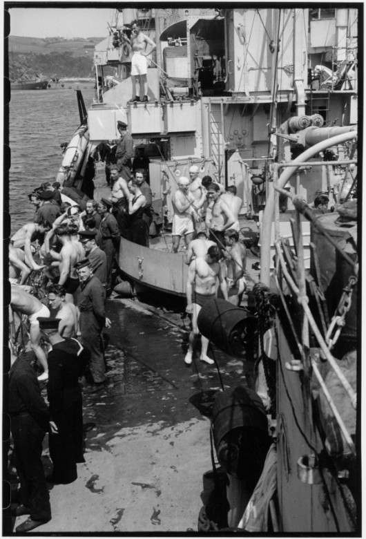 ORP „Piorun” – kąpiel z siecią zagrodową przeciw okrętom podwodnym w tle, okres II wojny światowej. Fot. Biblioteka Raczyńskich w Poznaniu/Muzeum Marynarki Wojennej w Gdyni
