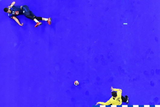 fot. Michał Stańczyk, agencja Cyfrasport

1. miejsce w pojedynczej kategorii Sport. Udana interwencja Sławomira Szmala po rzucie Luki Karabaticia podczas meczu Polska – Francja w ramach EHF EURO 2016.
Kraków (Polska), 19 stycznia 2016 r.