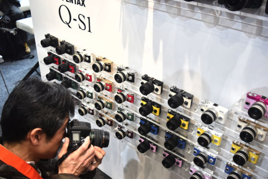 oczywiście Pentax oferuje także możliwość zamówienia aparatów w dowolnych kolorach