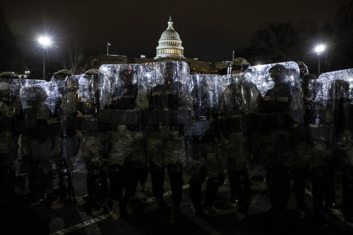 Członkowie Gwardii Narodowej i Departamentu Policji Miejskiej w Waszyngtonie stoją na straży na obwodzie budynku Kapitolu, 6 stycznia 2021 r. w Waszyngtonie. fot. Samuel Corum, Getty Images / Pulitzer Prize 2021 for Breaking News Photography