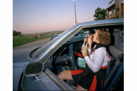 fot. Markus Jokela, "Table Rock Nebraska", 3. miejsce w kategorii Long-Term Project.

Większość ludzi mieszkających w Table Rock nigdy nie wyjeżdża poza swoje miejsce zamieszkania. Niektórzy próbują wielkomiejskiego  życia, lecz często powracają, by wychować dzieci w rodzinnym mieście, gdzie czują się bezpiecznie. Dokument był tworzony na przestrzeni lat 1992-2016. Przez lata niewiele się zmieniło. To miejsce, w którym nie dzieje się zupełnie nic - śmieje się autor.