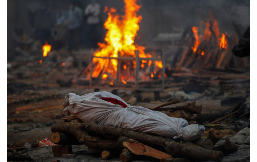 Ciało osoby zmarłej na koronawirusa leży na stosie pogrzebowym podczas masowej kremacji w krematorium w New Delhi w Indiach 1 maja 2021 r. fot. Adnan Abidi, Reuters / The Pulitzer Prize 2021 for Feature Photography