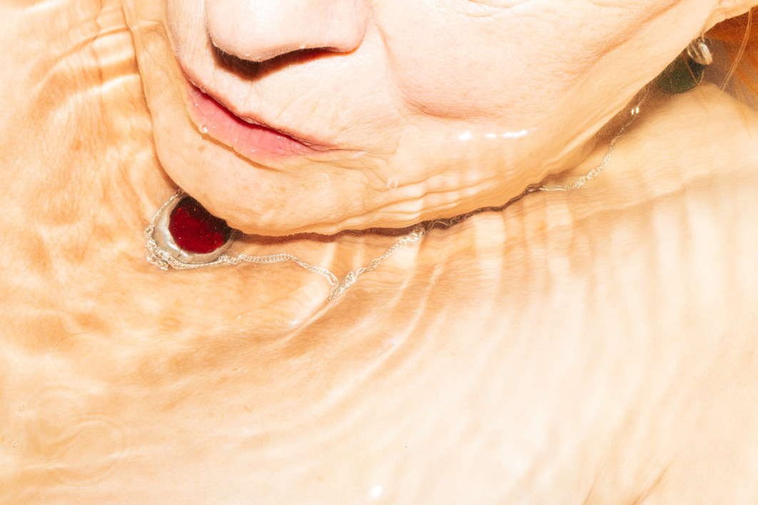 Fot. Kasia Ślesińska, "Basia" / Female in Focus x Nikon vol. 5<br></br>Miałam okazję poznać wiele emerytek, które należą do opiekunek podróżujących za zachodnią granicę w roli opiekunów osób starszych. Ich doświadczenia pozwalają szerzej zrozumieć kwestie społeczne i ekonomiczne związane z migracją w Polsce. Na tym zdjęciu Basia bierze kąpiel w wannie po raz pierwszy od miesiąca - opiekując się osobą starszą w Niemczech, nie miała nawet chwili czasu dla siebie.