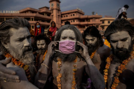 „Naga Sadhu”, czyli święty hinduski człowiek, zakłada maskę na twarz przed wejściem do rzeki Ganges podczas Shahi Snan, czyli ceremonialnej kąpieli na festiwalu Kumbh Mela w Haridwarze w Indiach, 12 kwietnia 2021 r. Danish Siddiqui, Reuters / The Pulitzer Prize 2021 for Feature Photography