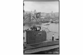 ORP „Conrad” w stoczni w Portsmouth. Zdjęcie wykonano pomiędzy  4 października a 9 listopada 1944 roku w trakcie kompletowania załogi po przejęciu okrętu od Brytyjczyków. Fot. Biblioteka Raczyńskich w Poznaniu/Muzeum Marynarki Wojennej w Gdyni