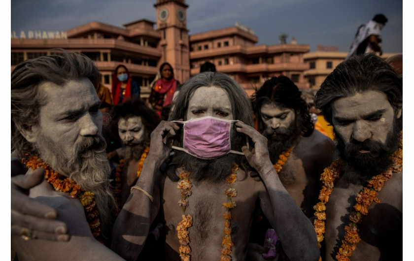 „Naga Sadhu”, czyli święty hinduski człowiek, zakłada maskę na twarz przed wejściem do rzeki Ganges podczas Shahi Snan, czyli ceremonialnej kąpieli na festiwalu Kumbh Mela w Haridwarze w Indiach, 12 kwietnia 2021 r. Danish Siddiqui, Reuters / The Pulitzer Prize 2021 for Feature Photography