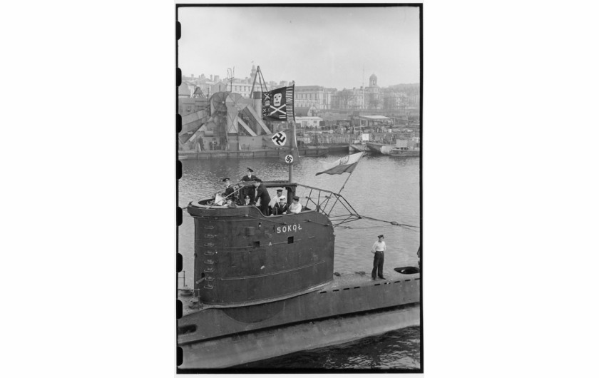 ORP „Conrad” w stoczni w Portsmouth. Zdjęcie wykonano pomiędzy  4 października a 9 listopada 1944 roku w trakcie kompletowania załogi po przejęciu okrętu od Brytyjczyków. Fot. Biblioteka Raczyńskich w Poznaniu/Muzeum Marynarki Wojennej w Gdyni