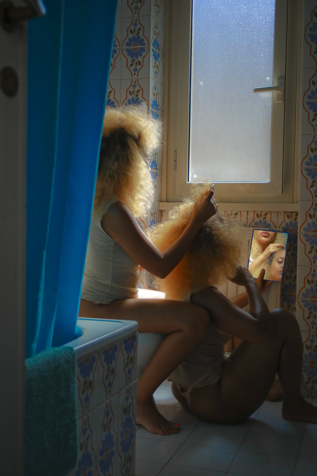 Fot. Rebecca Dorothy, "Manas" / Female in Focus x Nikon vol. 5<br></br>Czasem łatwo zapomnieć, jak duże znaczenie mają proste gesty naszych najbliższych. W tym projekcie chciałam uchwycić kilka prostych sytuacji wywiązujących się między siostrami: dzielenie się
miłością i troszczą o siebie nawzajem.