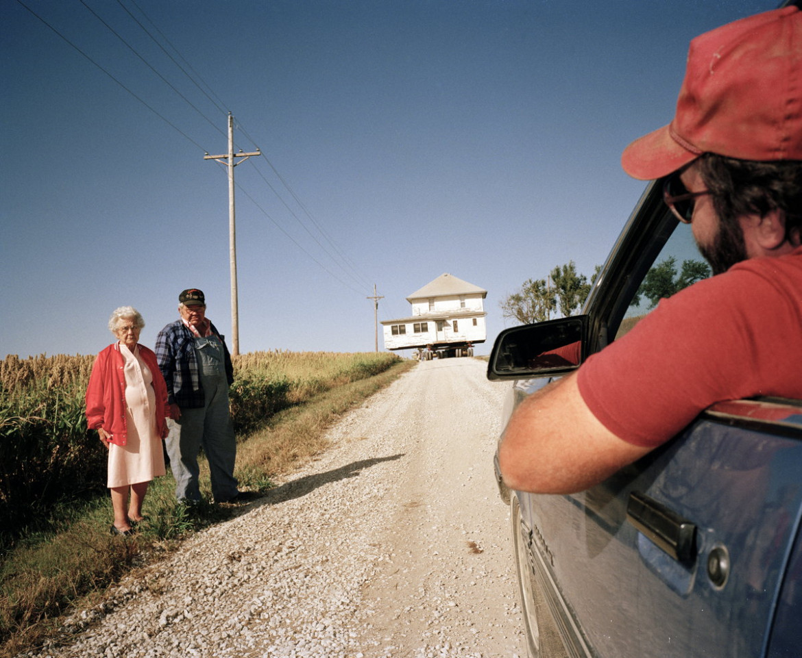 fot. Markus Jokela, "Table Rock Nebraska", 3. miejsce w kategorii Long-Term Project.

Większość ludzi mieszkających w Table Rock nigdy nie wyjeżdża poza swoje miejsce zamieszkania. Niektórzy próbują wielkomiejskiego  życia, lecz często powracają, by wychować dzieci w rodzinnym mieście, gdzie czują się bezpiecznie. Dokument był tworzony na przestrzeni lat 1992-2016. Przez lata niewiele się zmieniło. To miejsce, w którym nie dzieje się zupełnie nic - śmieje się autor.