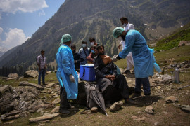 Pracownik służby zdrowia podaje dawkę szczepionki CoviShield pasterzowi podczas akcji szczepień w Lidderwat, w dzielnicy Anantnag w Indiach, Kaszmir, 10 czerwca 2021 r. fot. Sanna Irshad Mattoo, Reuters / The Pulitzer Prize 2021 for Feature Photography