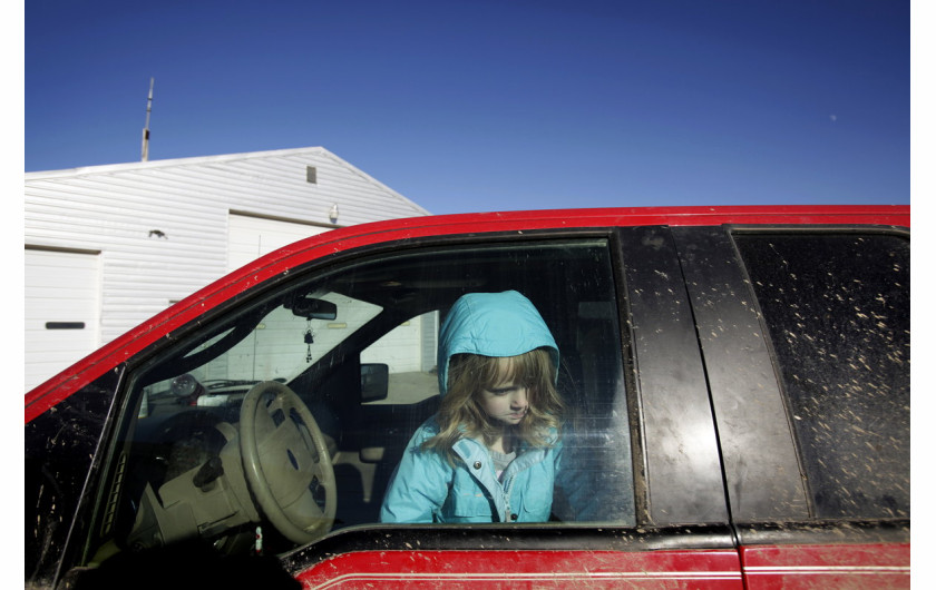 fot. Markus Jokela, Table Rock Nebraska, 3. miejsce w kategorii Long-Term Project.

Większość ludzi mieszkających w Table Rock nigdy nie wyjeżdża poza swoje miejsce zamieszkania. Niektórzy próbują wielkomiejskiego  życia, lecz często powracają, by wychować dzieci w rodzinnym mieście, gdzie czują się bezpiecznie. Dokument był tworzony na przestrzeni lat 1992-2016. Przez lata niewiele się zmieniło. To miejsce, w którym nie dzieje się zupełnie nic - śmieje się autor.