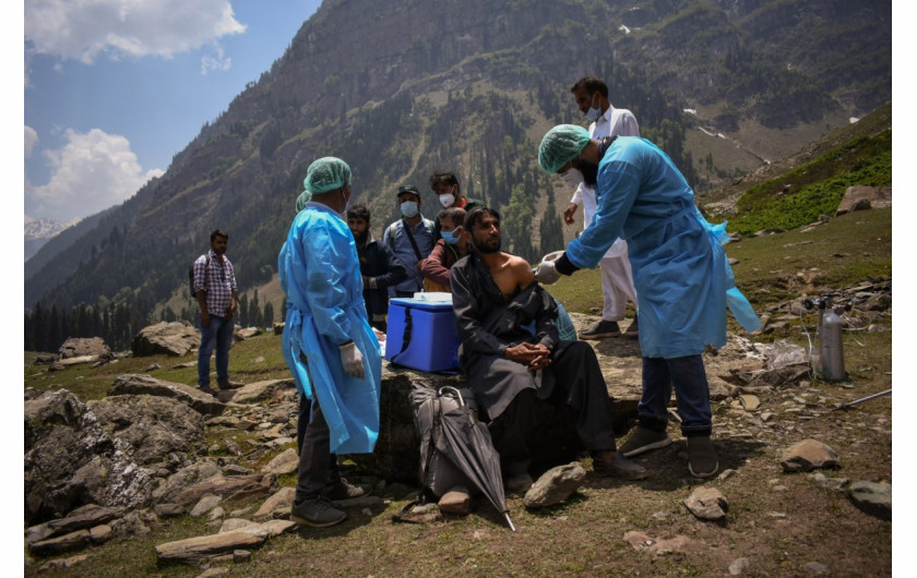 Pracownik służby zdrowia podaje dawkę szczepionki CoviShield pasterzowi podczas akcji szczepień w Lidderwat, w dzielnicy Anantnag w Indiach, Kaszmir, 10 czerwca 2021 r. fot. Sanna Irshad Mattoo, Reuters / The Pulitzer Prize 2021 for Feature Photography