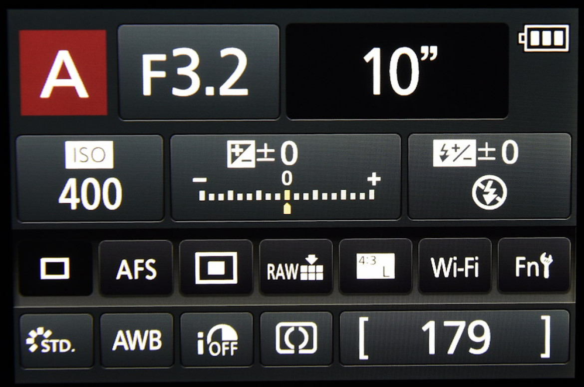 Informacje wyświetlane na ekranie LCD i w wizjerze aparatu Panasonic Lumix DMC-FZ300