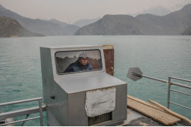 fot. Anush Babahanyan VII, National Geographic, nominacja z regionu Azji / World Press Photo 2023<br></br><br></br>Cztery pozbawione dostępu do morza kraje Azji Środkowej zmagają się z kryzysem klimatycznym i brakiem koordynacji w zakresie wspólnych dostaw wody. Tadżykistan i Kirgistan, w górę rzeki Syr Darya i Amu Darya, potrzebują dodatkowej energii w zimie. W dole rzeki, Uzbekistan i Kazachstan potrzebują wody latem dla rolnictwa. Historycznie, kraje te sezonowo wymieniały energię z paliw kopalnych na wodę uwalnianą z zapór w górnym biegu rzeki, ale od czasu upadku ZSRR i powstania sprywatyzowanego przemysłu, system ten stał się niezrównoważony. Nieodpowiednie wykorzystanie wody i ostatnie intensywne susze potęgują wyzwania.