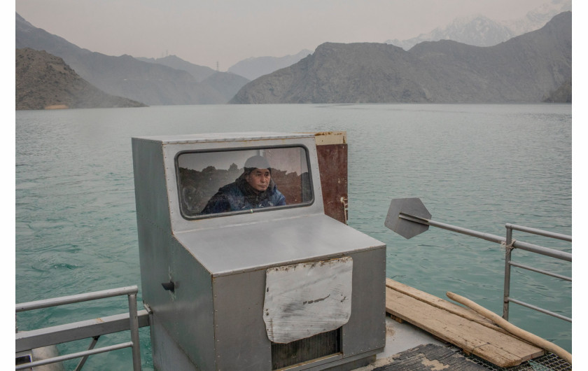 fot. Anush Babahanyan VII, National Geographic, nominacja z regionu Azji / World Press Photo 2023Cztery pozbawione dostępu do morza kraje Azji Środkowej zmagają się z kryzysem klimatycznym i brakiem koordynacji w zakresie wspólnych dostaw wody. Tadżykistan i Kirgistan, w górę rzeki Syr Darya i Amu Darya, potrzebują dodatkowej energii w zimie. W dole rzeki, Uzbekistan i Kazachstan potrzebują wody latem dla rolnictwa. Historycznie, kraje te sezonowo wymieniały energię z paliw kopalnych na wodę uwalnianą z zapór w górnym biegu rzeki, ale od czasu upadku ZSRR i powstania sprywatyzowanego przemysłu, system ten stał się niezrównoważony. Nieodpowiednie wykorzystanie wody i ostatnie intensywne susze potęgują wyzwania.