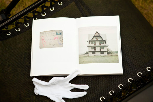 Publikacja będąca efektem projektu DEBUTS 2016. Wśród przedstawianych fotografów znaleźli się: Basia Abramowicz, Joanna Bałaś, Adam Biernat, Katarzyna Bojko-Szymczewska, Alicja Brodowicz, Patryk Bułhak, Katarzyna Czerniak, Natalia Dołgowska, Kamil Domański, Tytus Grodzicki, Małgorzata Gwiazdonik, Edyta Jabłońska, Marta Kaczmarek, Julia Kaczorowska, Marta Kiela-Czarnik, Barbara Kosakowska, Katarzyna Kubiak, Magdalena Kuca, Artur Kucharczak, Dominika Kucner, Jacek Laube, Anna Lemke, Paweł Malinowski, Michał Matejko, Jakub Michalec, Maciej Narożny, Ola Nguyen Van, Laura Ociepa, Michał Orliński, Arkadiusz Pisarek, Arek Rataj, Sandra Recka, Marta Rybicka, Wojciech Ryziński, Małgorzata Skrzypczyk, Kamil Śleszyński, Weronika Twardowska, Dominik Witaszczyk, Weronika Woźniak and Aleksandra Zinkiewicz