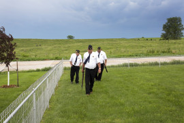 fot. Markus Jokela, "Table Rock Nebraska", 3. miejsce w kategorii Long-Term Project.

Większość ludzi mieszkających w Table Rock nigdy nie wyjeżdża poza swoje miejsce zamieszkania. Niektórzy próbują wielkomiejskiego  życia, lecz często powracają, by wychować dzieci w rodzinnym mieście, gdzie czują się bezpiecznie. Dokument był tworzony na przestrzeni lat 1992-2016. Przez lata niewiele się zmieniło. To miejsce, w którym nie dzieje się zupełnie nic - śmieje się autor.