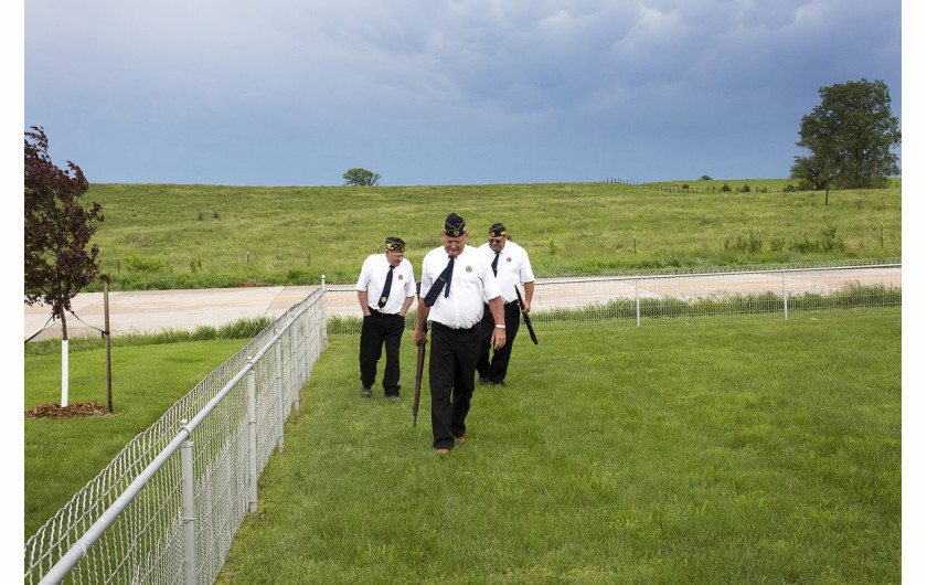 fot. Markus Jokela, Table Rock Nebraska, 3. miejsce w kategorii Long-Term Project.

Większość ludzi mieszkających w Table Rock nigdy nie wyjeżdża poza swoje miejsce zamieszkania. Niektórzy próbują wielkomiejskiego  życia, lecz często powracają, by wychować dzieci w rodzinnym mieście, gdzie czują się bezpiecznie. Dokument był tworzony na przestrzeni lat 1992-2016. Przez lata niewiele się zmieniło. To miejsce, w którym nie dzieje się zupełnie nic - śmieje się autor.