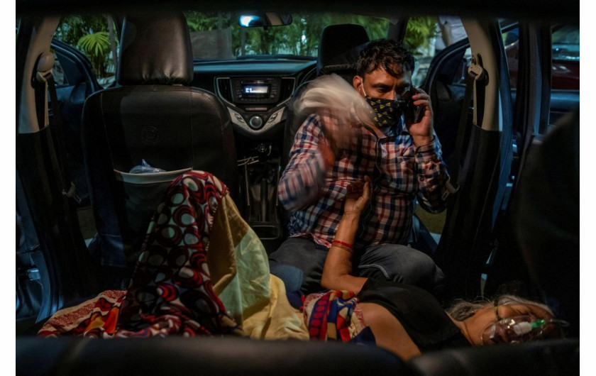 Manoj Kumar macha chusteczką w stronę swojej matki która otrzymuje tlen na parkingu Gurudwary (świątyni Sikhów), 24 kwietnia 2021 r. fot. Danish Siddiqui, Reuters / The Pulitzer Prize 2021 for Feature Photography