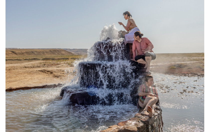 fot. Anush Babahanyan VII, National Geographic, nominacja z regionu Azji / World Press Photo 2023Cztery pozbawione dostępu do morza kraje Azji Środkowej zmagają się z kryzysem klimatycznym i brakiem koordynacji w zakresie wspólnych dostaw wody. Tadżykistan i Kirgistan, w górę rzeki Syr Darya i Amu Darya, potrzebują dodatkowej energii w zimie. W dole rzeki, Uzbekistan i Kazachstan potrzebują wody latem dla rolnictwa. Historycznie, kraje te sezonowo wymieniały energię z paliw kopalnych na wodę uwalnianą z zapór w górnym biegu rzeki, ale od czasu upadku ZSRR i powstania sprywatyzowanego przemysłu, system ten stał się niezrównoważony. Nieodpowiednie wykorzystanie wody i ostatnie intensywne susze potęgują wyzwania.