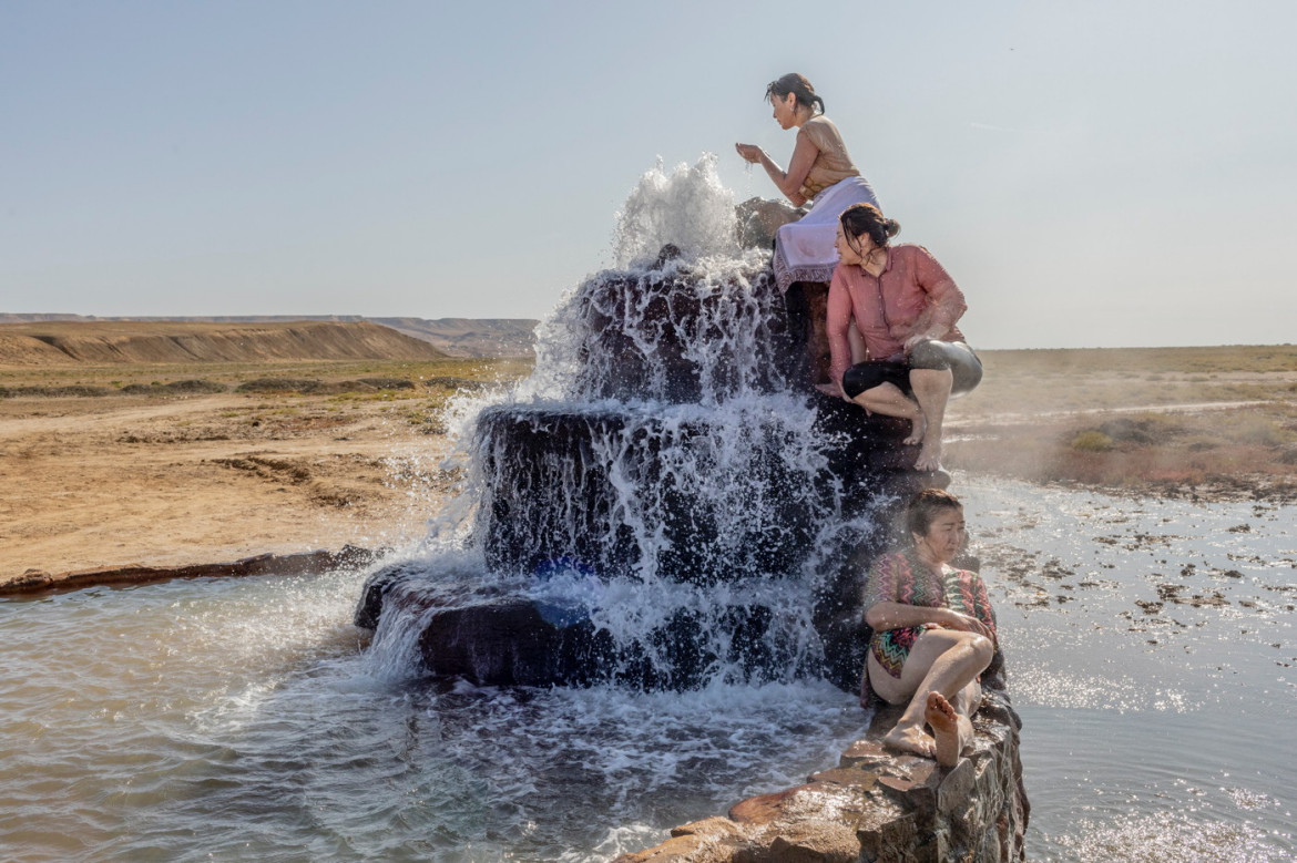fot. Anush Babahanyan VII, National Geographic, nominacja z regionu Azji / World Press Photo 2023<br></br><br></br>Cztery pozbawione dostępu do morza kraje Azji Środkowej zmagają się z kryzysem klimatycznym i brakiem koordynacji w zakresie wspólnych dostaw wody. Tadżykistan i Kirgistan, w górę rzeki Syr Darya i Amu Darya, potrzebują dodatkowej energii w zimie. W dole rzeki, Uzbekistan i Kazachstan potrzebują wody latem dla rolnictwa. Historycznie, kraje te sezonowo wymieniały energię z paliw kopalnych na wodę uwalnianą z zapór w górnym biegu rzeki, ale od czasu upadku ZSRR i powstania sprywatyzowanego przemysłu, system ten stał się niezrównoważony. Nieodpowiednie wykorzystanie wody i ostatnie intensywne susze potęgują wyzwania.